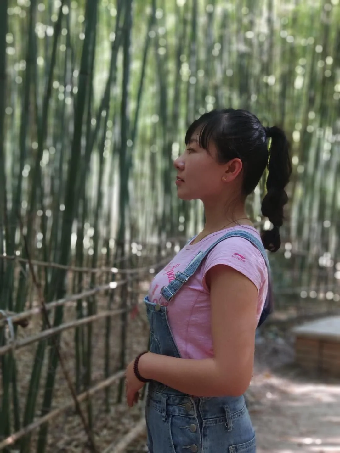 竹林中的年轻妈妈