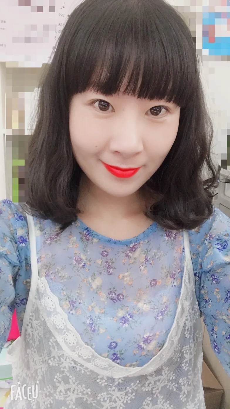年轻时微笑的妈妈