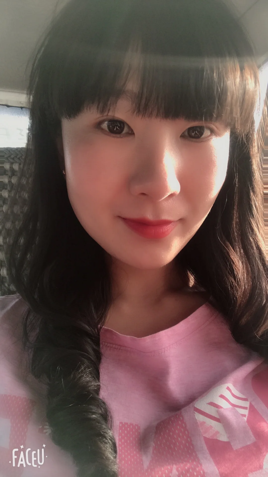 阳光中的年轻妈妈