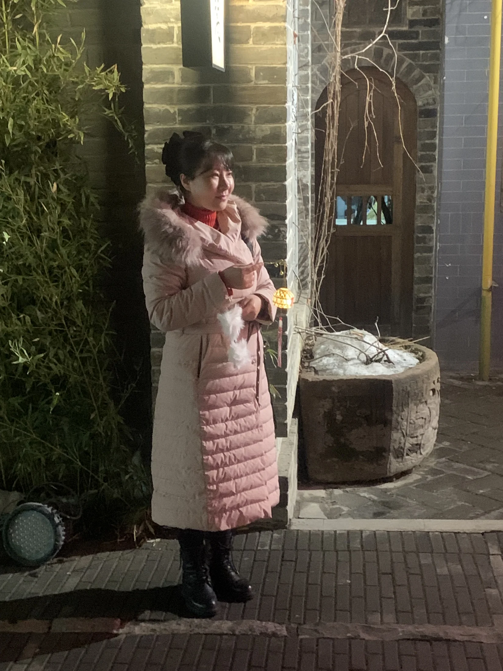 夜色中穿着粉色外套的妈妈