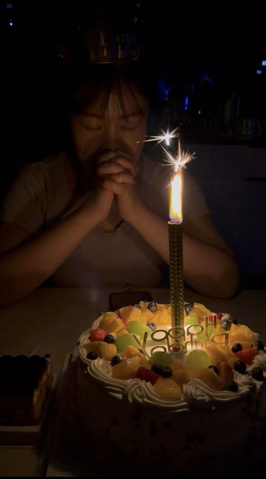 妈妈在生日烛光前许愿